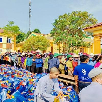 Đồng Nai: Đoàn cứu trợ Thiên Tai Lũ Lụt Miền Trung tặng 1200 phần quà do Ban Từ Thiện BTS GHPGVN T.Đồng Nai và Tổ Đình Quan Âm Tu Viện, Biên Hoà tổ chức